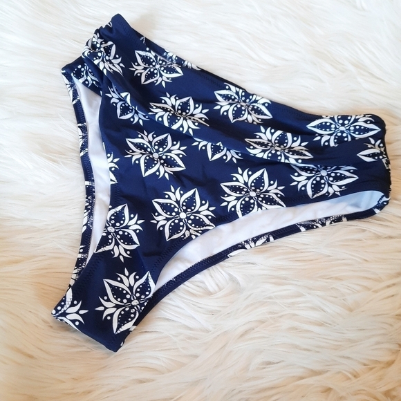 Cupshe Navy Boho Floral Bikini Bottom M NWT - Picture 3 of 6